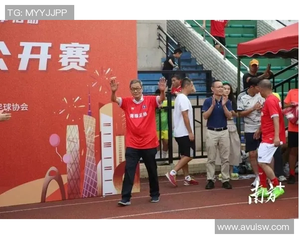 “球王”容志行现身广州十五运开幕式，最戳泪点情怀时间，勾球迷回想